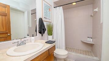 Combinació de dutxa i banyera, assecador de cabells, tovalloles i sabó