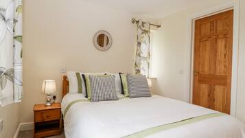 Cottage | 2 bedrooms, individually decorated, individually furnished, free WiFi