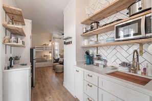 Kühlschrank, Mikrowelle, Wasserkocher mit Kaffee-/Teezubehör, Toaster