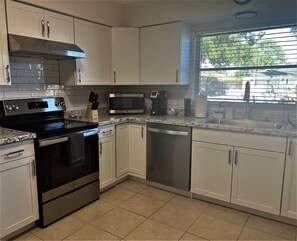 Kjøleskap, mikrobølgeovn, ovn og oppvaskmaskin