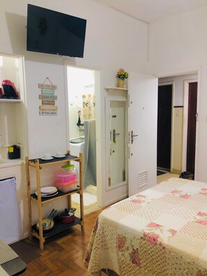 2 bedrooms, iron/ironing board, WiFi, bed sheets - In the heart of Copacabana (Rio de Janeiro)