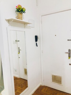 Shower, towels, soap, toilet paper - In the heart of Copacabana (Rio de Janeiro)