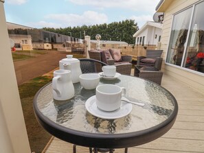 Cottage | Outdoor dining - Two Little Ducks (Scarborough)