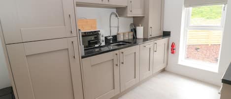 Cottage | Private kitchen | Fridge, dishwasher, cookware/dishes/utensils