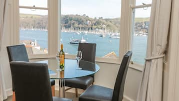 Cottage | Private kitchen | Fridge, dishwasher, toaster, cookware/dishes/utensils