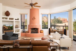 Smart-tv, een open haard en een stereo