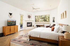 3 bedrooms, desk, iron/ironing board, travel crib
