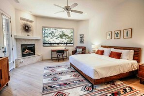 3 slaapkamers, een bureau, een strijkplank/strijkijzer, reisbedje