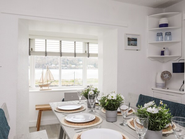 Cottage | Privékeuken | Een koelkast, een vaatwasser, kookgerei, borden en bestek
