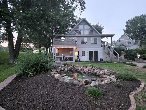 Lake Front 2-bedroom,1 bath ground floor apartment! Dock and Kayaks included!