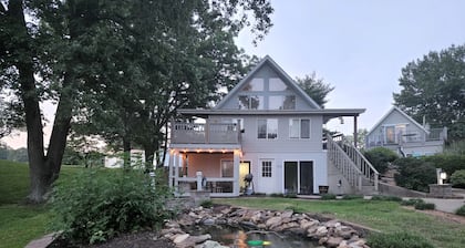 Lake Front 2-bedroom,1 bath ground floor apartment! Dock and Kayaks included!