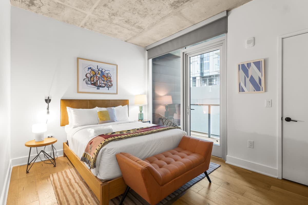 Executive penthouse, 2 slaapkamers, balkon, uitzicht op meer | 1 slaapkamer, luxe beddengoed, pillowtop-bedden, individueel gedecoreerd