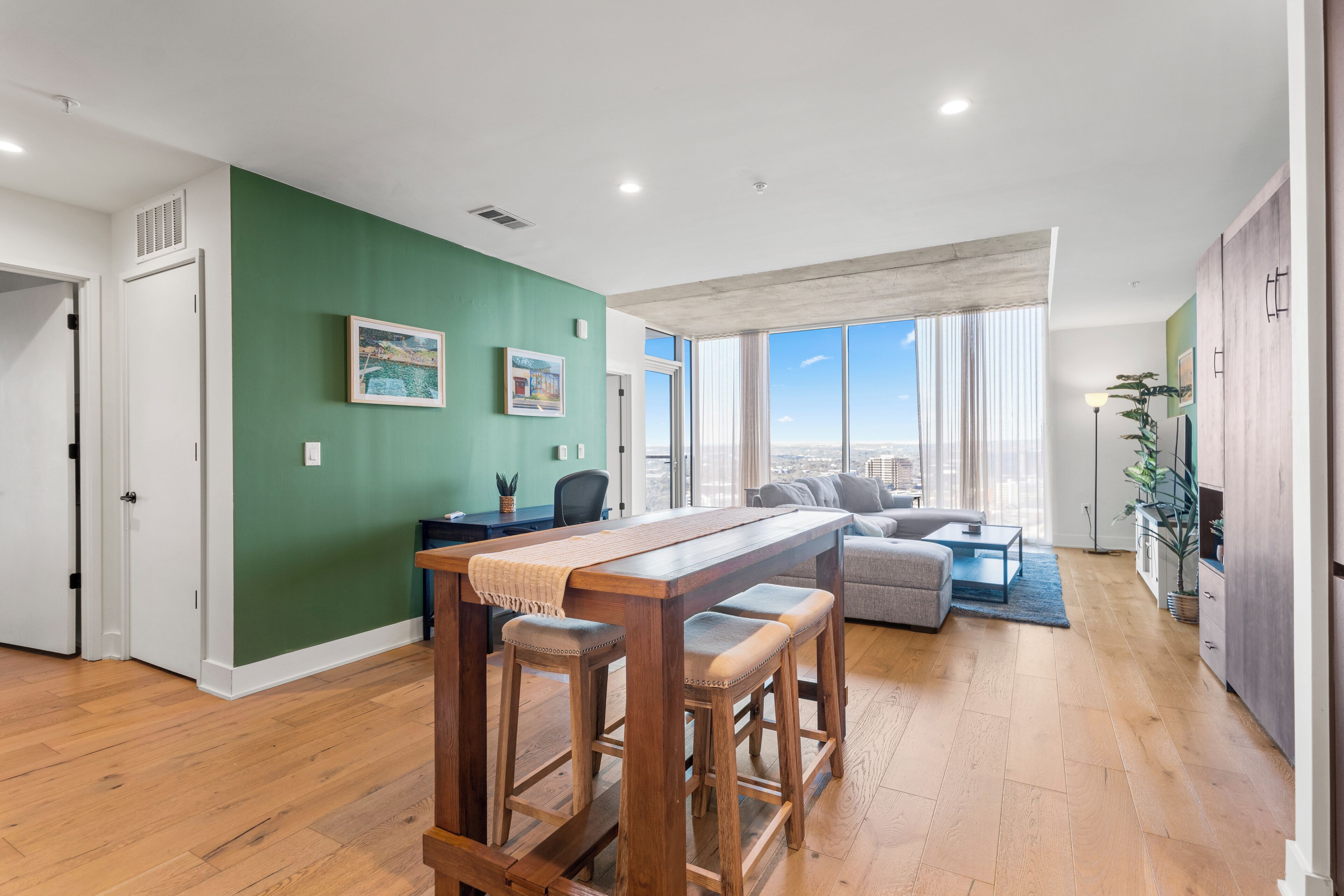 Design Penthouse, 2 Bedrooms, Balcony, Lake View | Dining room