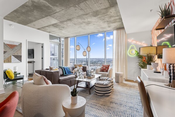 Ático Elite, 2 habitaciones, balcón, vistas al lago | Zona de estar | Televisión de pantalla plana de 50 pulgadas con canales por cable