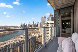 Ático de diseño, 2 habitaciones, balcón, vistas al lago | Balcón