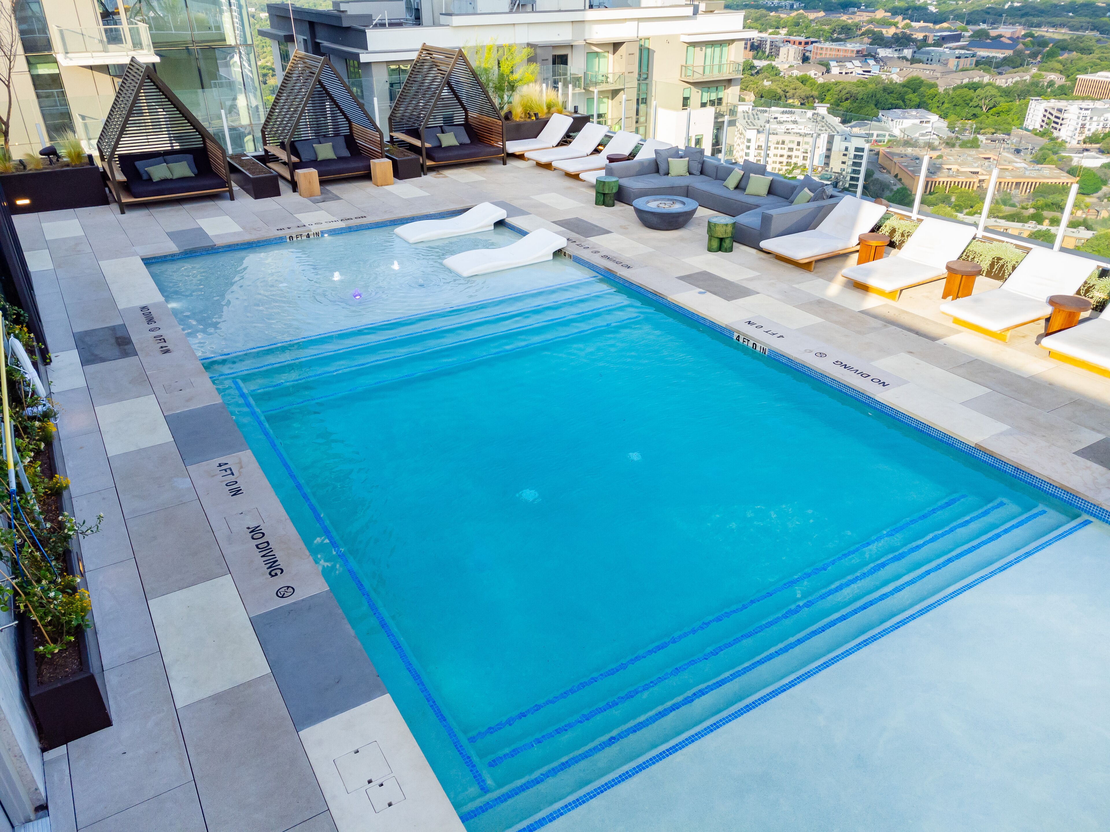 Piscine extérieure, cabanons gratuits, chaises longues