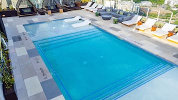 Piscine extérieure, cabanons gratuits, chaises longues