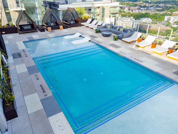 Alberca al aire libre, camas balinesas gratuitas y camastros 