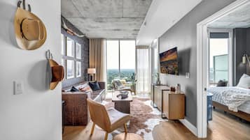 Comfort appartement, 1 slaapkamer, balkon, uitzicht op de stad | Woonruimte | Een 50-inch flatscreentelevisie met kabelzenders en televisie
