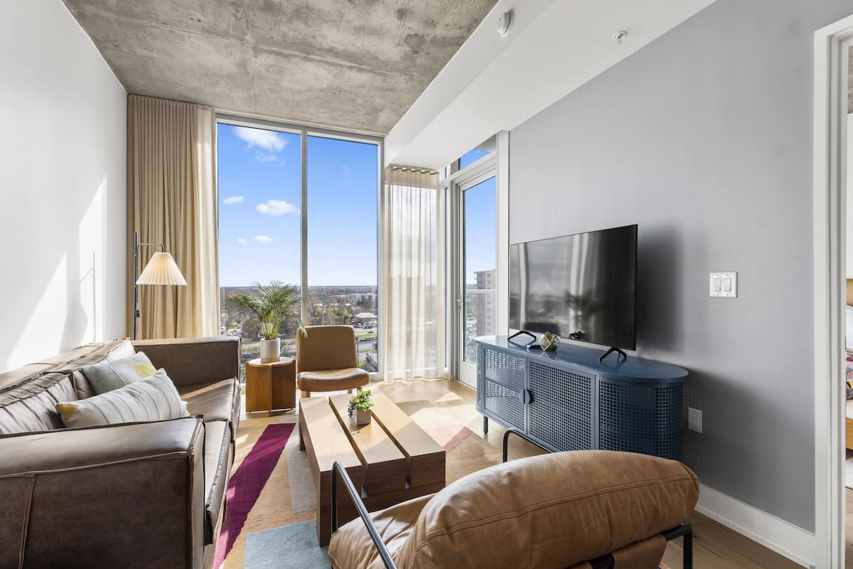 Executive suite, 1 slaapkamer, balkon | Woonruimte | Een 50-inch flatscreentelevisie met kabelzenders en een televisie
