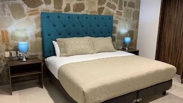 高級客房 | 高級寢具、羽絨被、Tempur-Pedic 床墊、書桌
