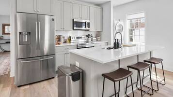 Coffee/tea maker, fridge, microwave, oven