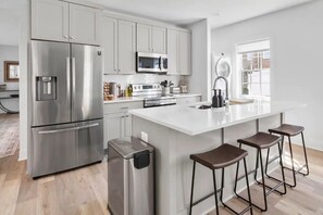 Kjøleskap, mikrobølgeovn, ovn og kokeplater