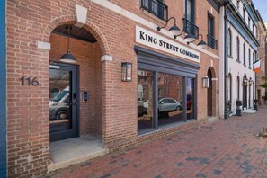 Exterior detail - ★1/2 Block to King Street, King Bed ~ Free Parking★ (Alexandria)