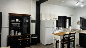 Wasserkocher mit Kaffee-/Teezubehör, Kühlschrank, Mikrowelle, Ofen