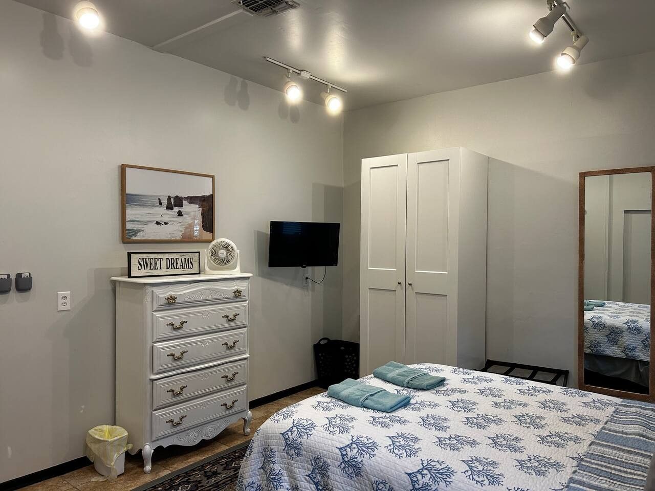 1 chambre, bureau, fer et planche à repasser, accès au Wi-Fi (inclus)