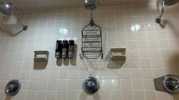Douche, sĂšche-cheveux, serviettes fournies, savon
