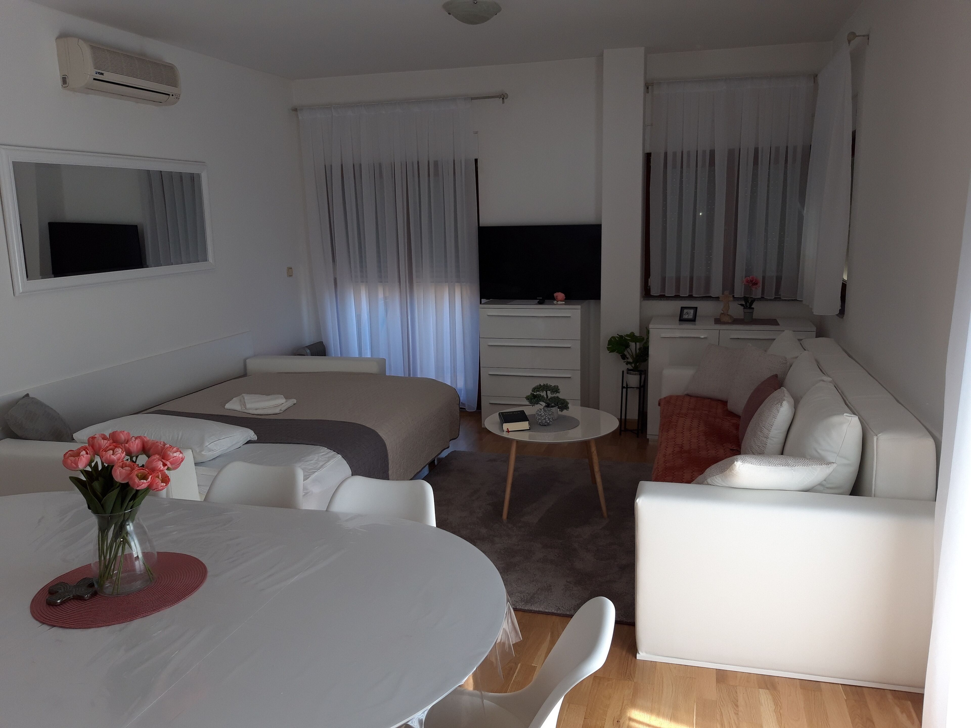 2 soverom, skrivebord, strykejern/-brett og wi-fi