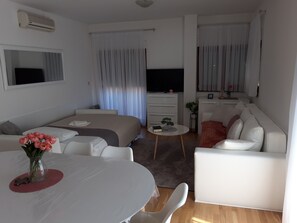 2 Schlafzimmer, Schreibtisch, Bügeleisen/Bügelbrett, WLAN