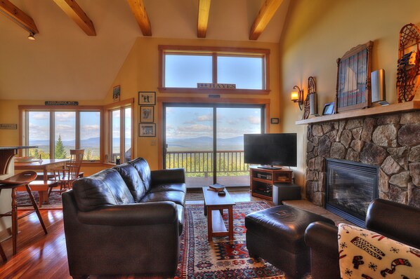 Fernseher, Kamin, DVD-Player, Bücher