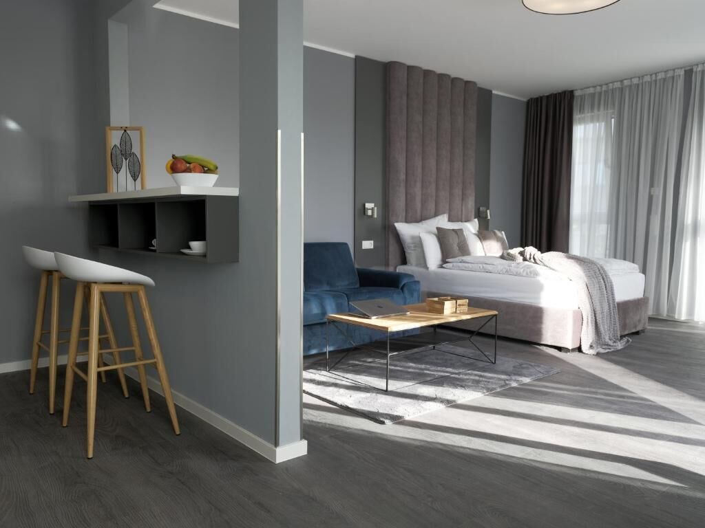 Ropa de cama de alta calidad, edredones de plumas, minibar y caja fuerte