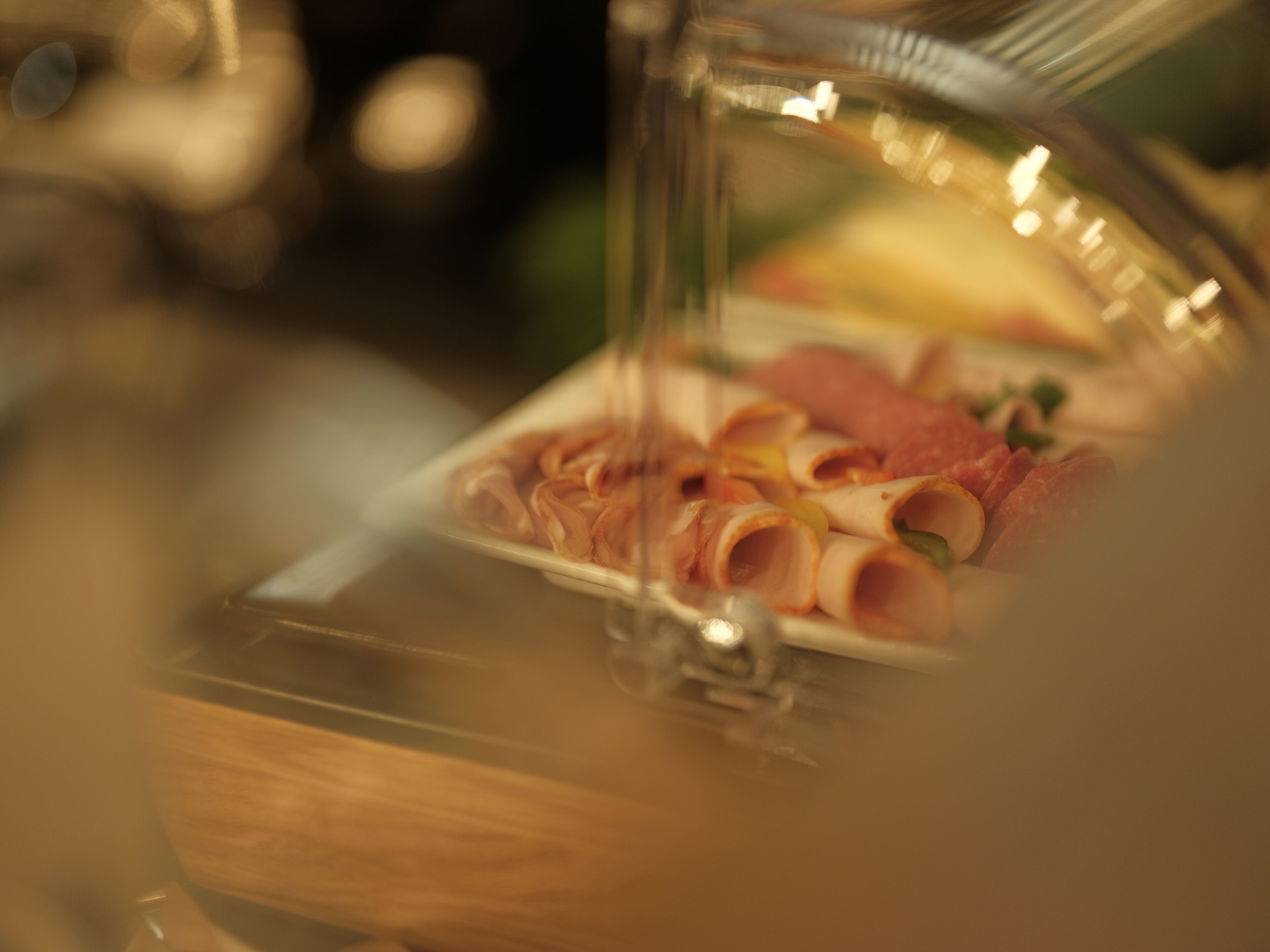Une vitrine réfrigérée contenant divers aliments, probablement destinés à un buffet ou à un service de traiteur.