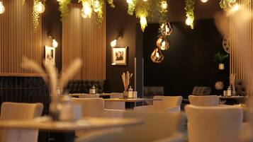 Tägliches Frühstücksbuffet (15 EUR pro Person)