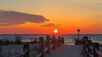 Playa en los alrededores y camastros