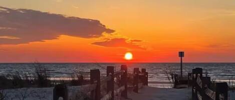 Nära stranden och solstolar