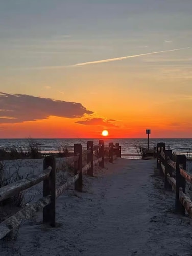 Sea Breeze By The Bay- Pet Friendly!