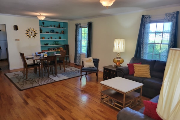 Een smart-tv, boeken en een stereo