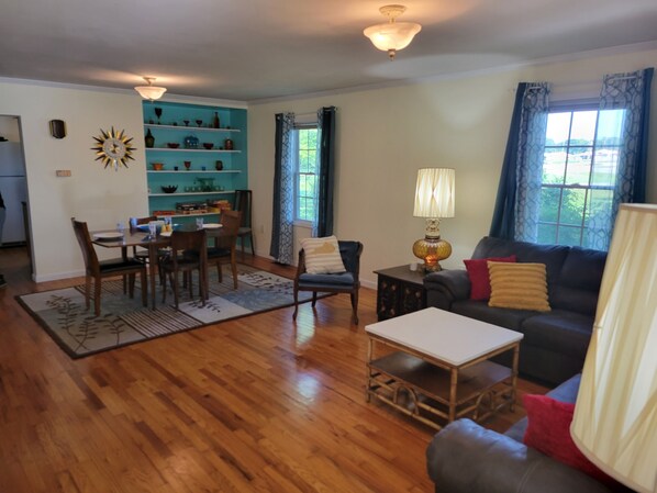 Smart-TV, Bücher, Stereoanlage