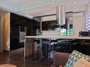 Fridge, microwave, oven, stovetop - Luxury ground floor apartment palm beach 100 meters from the beach (cannes)