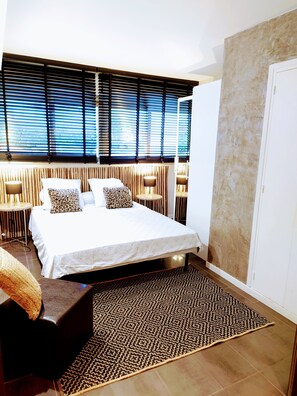 2 bedrooms, desk, WiFi