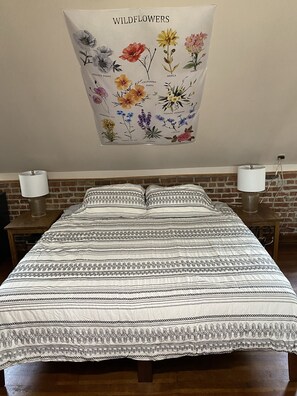 2 slaapkamers, een bureau, een strijkplank/strijkijzer, reisbedje