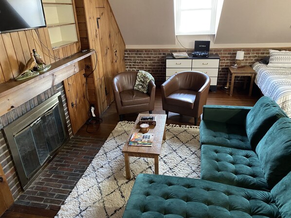 2 chambres, bureau, fer et planche à repasser, lit parapluie