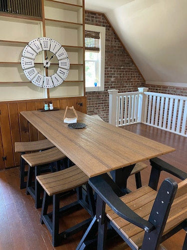 Historic Steckel carriage house with picturesque landscaping