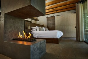 Jacuzzi Suite with king bed and fireplace | Tallelokero huoneessa, työpöytä