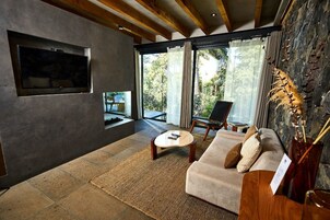 Hammock Suite with king bed and fireplace | In-room safe, desk, laptop workspace, blackout drapes