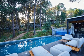 A poolside area with outdoor seating and a covered bar area. - Fishers House Hotel Avándaro (Valle de Bravo)
